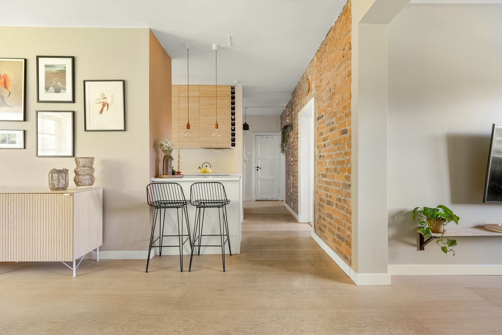 Her får du klassiske detaljer, som god takhøyde, dype vinduskarmer i alle rom og original murstein. Galleribilde