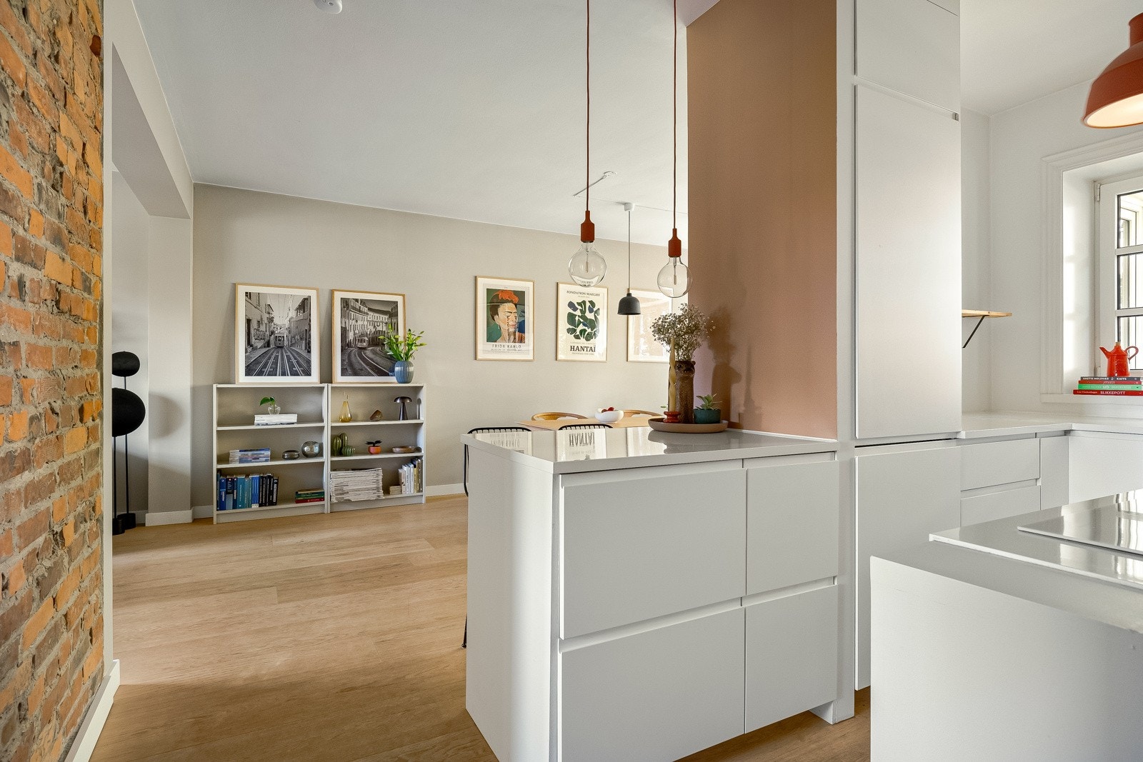 På kjøkkenet finner vi også vaskemaskinen, som er integrert i kjøkkenløsningen og som følger med i salget. Galleribilde