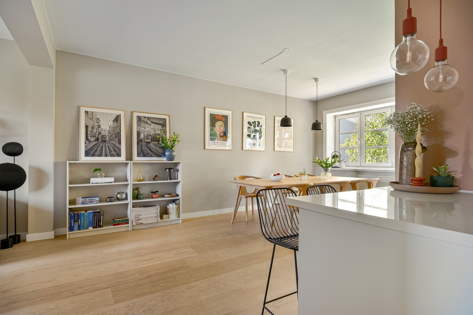 Leiligheten har en gjennomgående planløsning med grønt og frodig utsyn i alle ender. Galleribilde