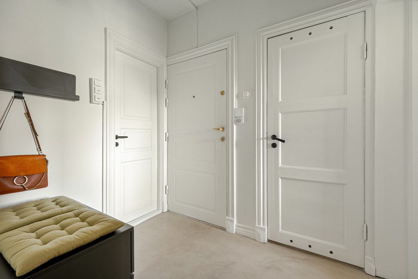 Her er det mulighet for oppbevaringsløsninger, i tillegg til at det er et praktisk kott som brukes til å henge fra seg yttertøy og sette fra seg sko. Galleribilde