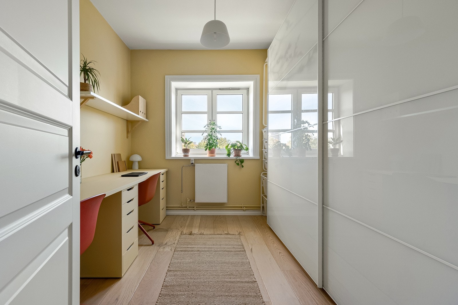 Leiligheten har to luftige soverom, som begge er på ca. 8 m². Det første soverommet er innredet som kontor, med stor garderobe- og kontorløsning. Galleribilde