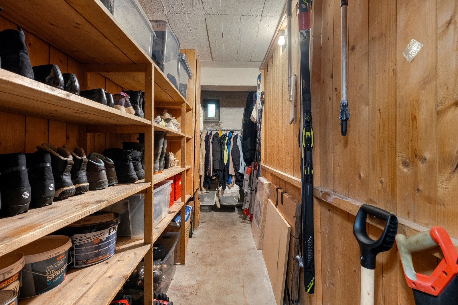 I tillegg til innvendige arealer disponerer leiligheten to boder: En loftsbod på ca. 5 m² og en kjellerbod på ca. 6 m². Her ser vi sistnevnte. Galleribilde