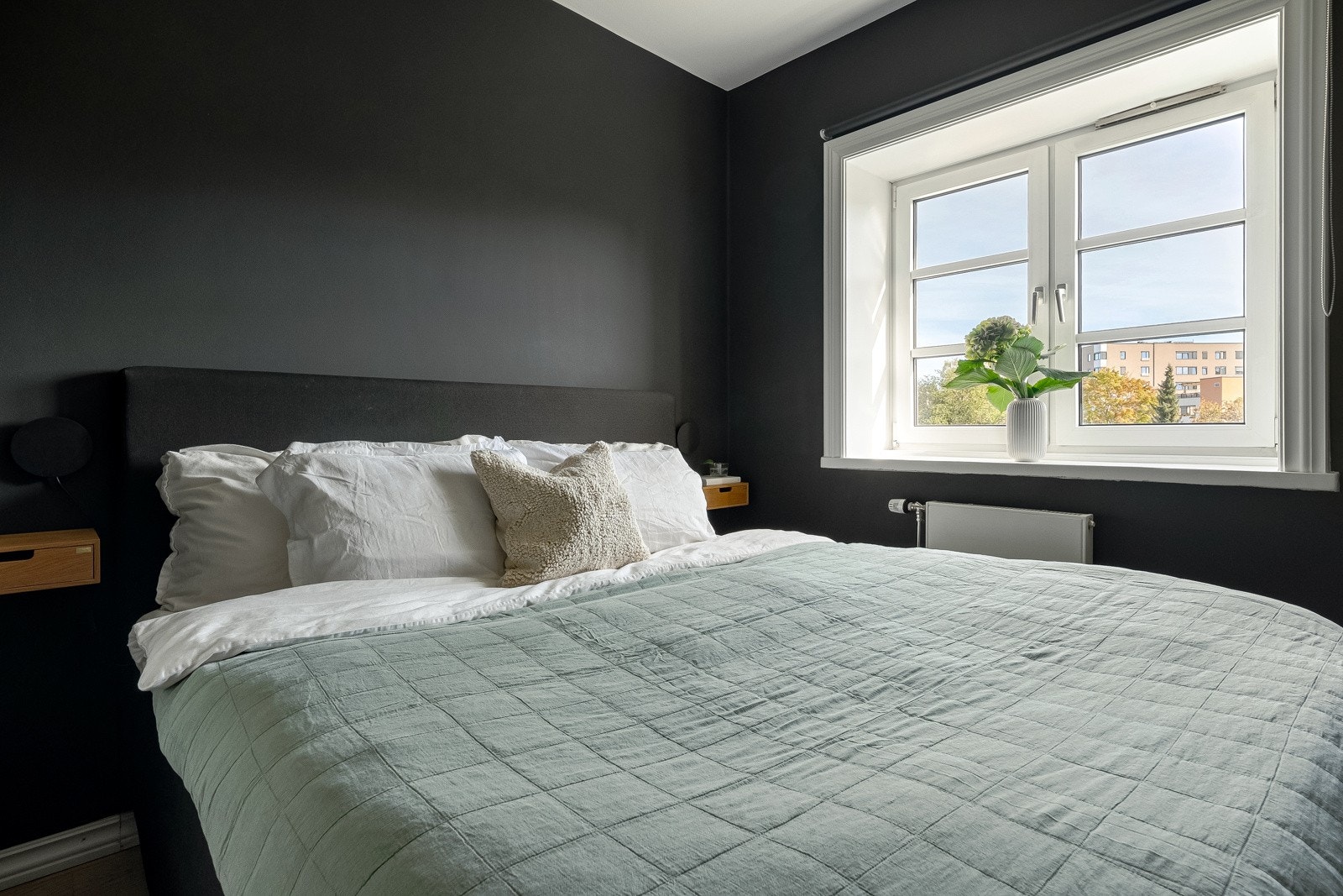 Store vinduer gir god tilluft, og kombinert med en behagelig og mørk fargetone, byr rommet på en god natt søvn. Galleribilde