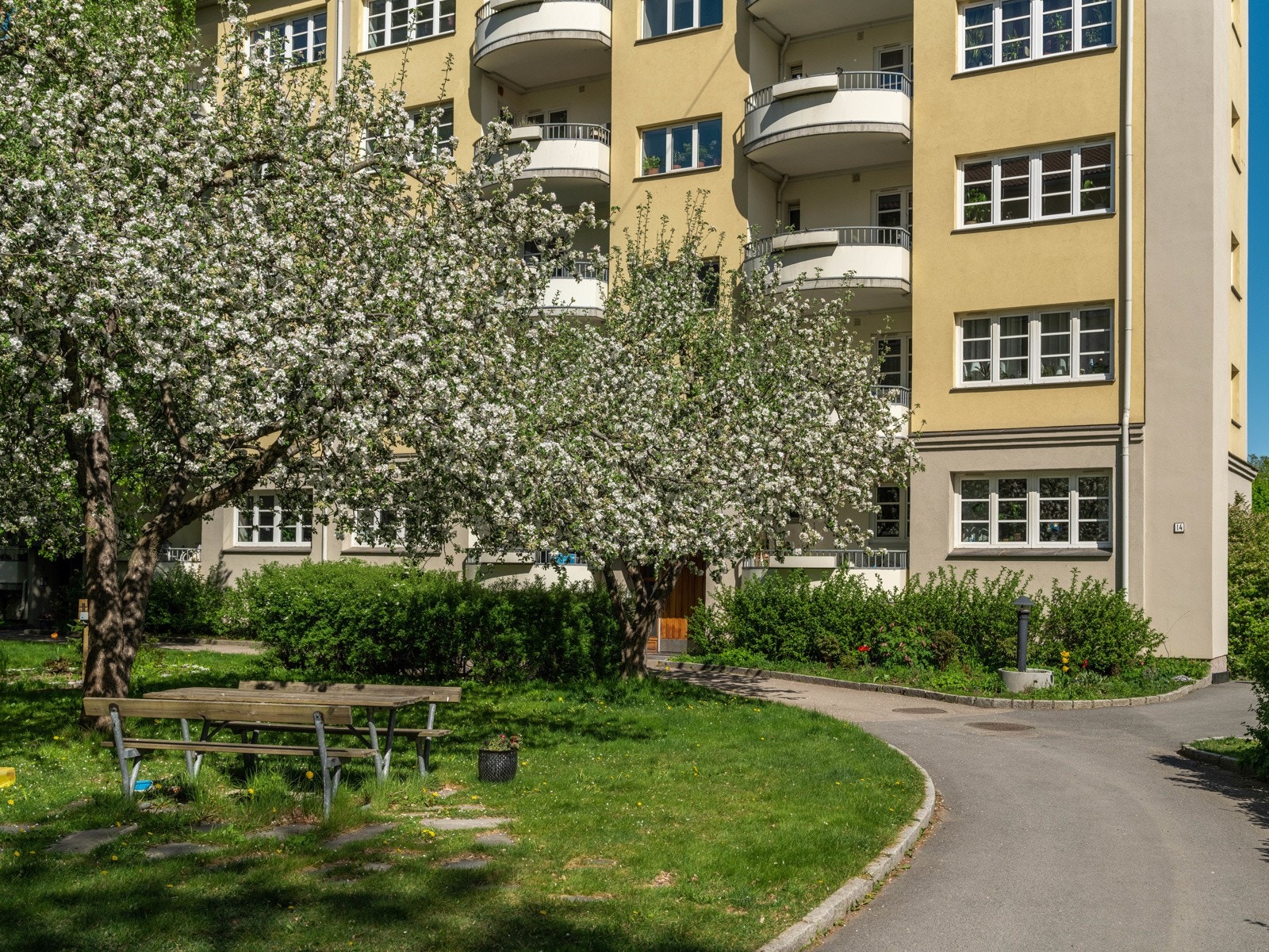 I fellesområdene er det også lekeplass, sittebenker og griller til felles bruk. Galleribilde