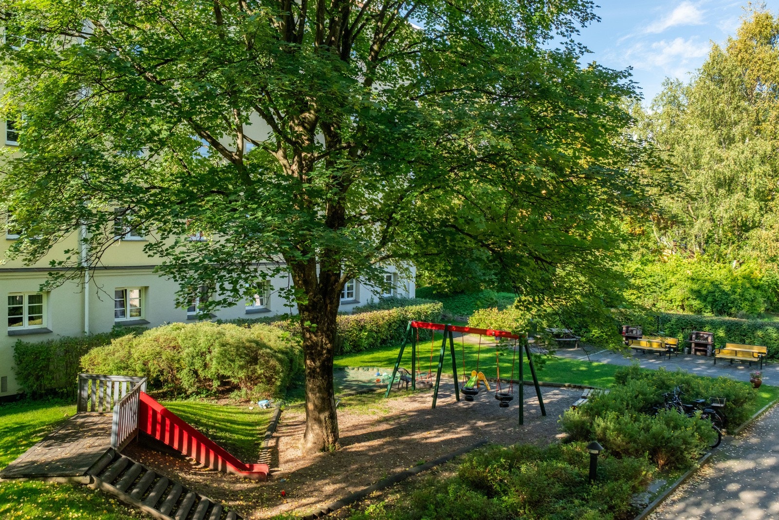 Fra balkongen har du utsikt mot et frodig og grønt uteområde, og balkongen blir garantert en favoritt i sommerhalvåret. Galleribilde