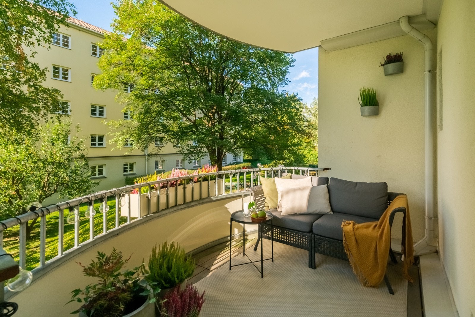 Fra spisestuen er det utgang til den vestvendte balkongen. Denne er målt til hele 7 m². Galleribilde