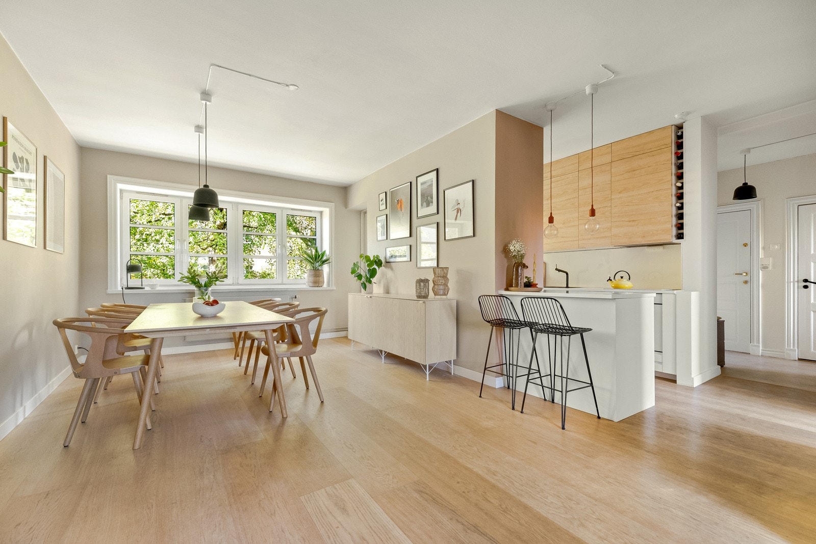 Den store stuen er boligens naturlige oppholdsrom og et svært godt rom å være i. Galleribilde