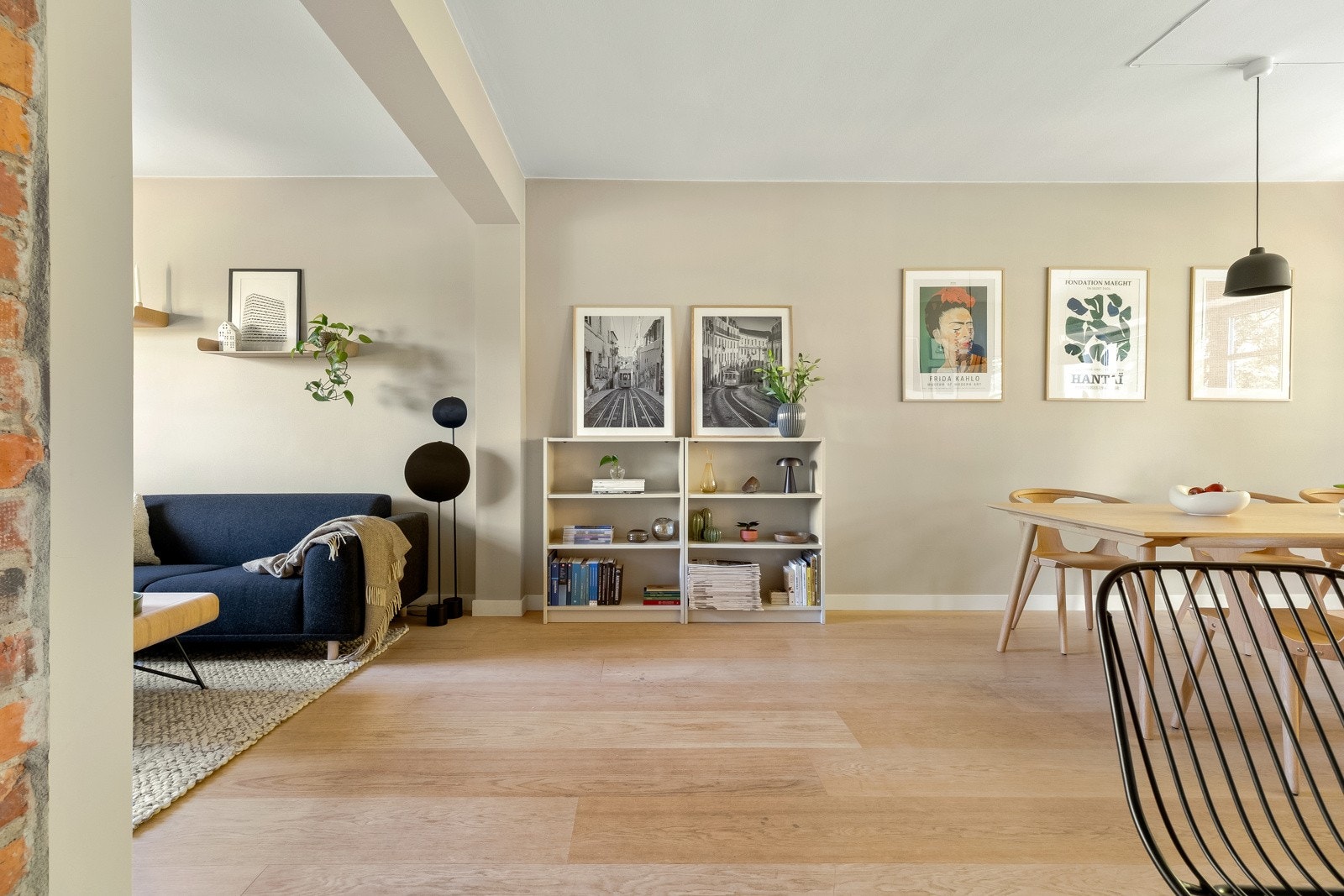 Også verdt å nevne er at både varmtvann og oppvarming er inkludert i de månedlige fellesutgiftene, noe som i tur bidrar til forutsigbare boutgifter. Galleribilde