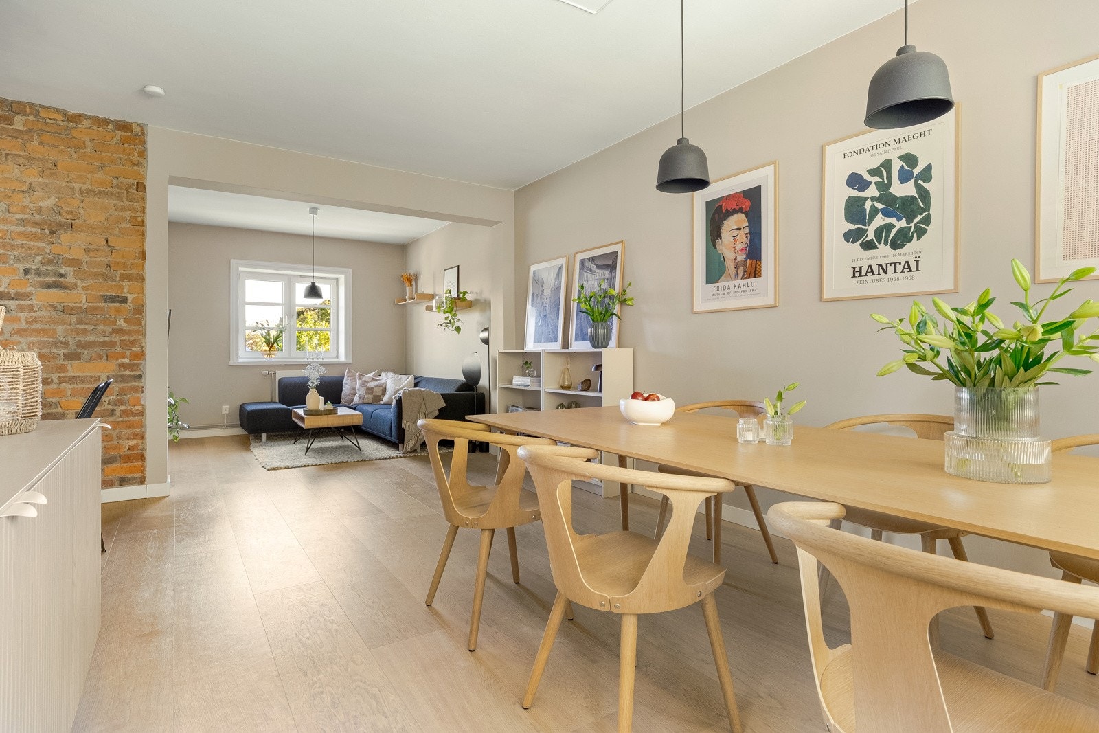 Vi tar turen inn igjen. De store vindusflatene slipper inn mengder av dagslys. Det, i samspill med den gjennomgående planløsningen, gir det store rommet en lys og luftig atmosfære. Galleribilde