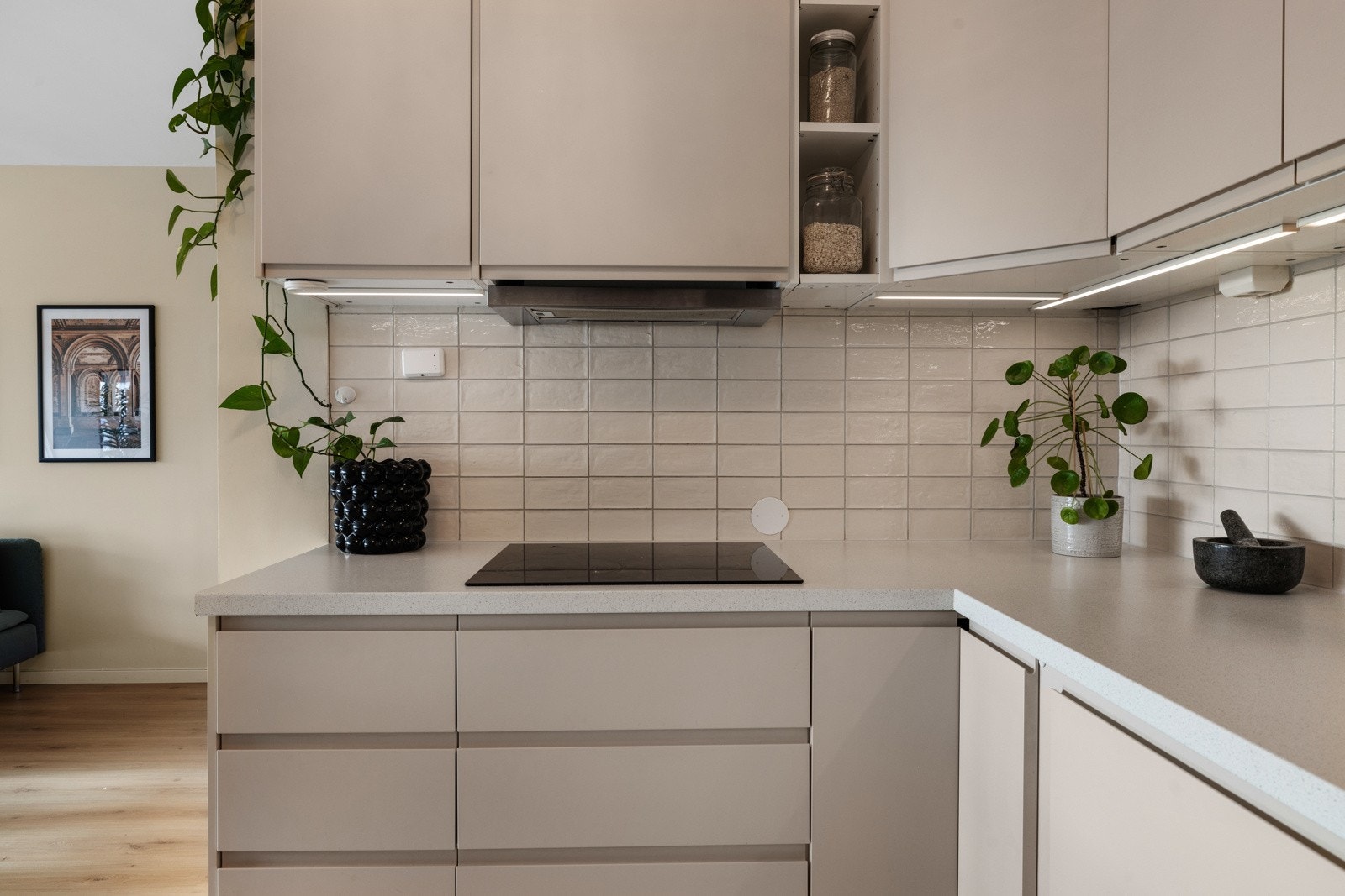 Mellom skap og benk er det LED-belysning og pene mursteinsfliser på veggene bak Galleribilde