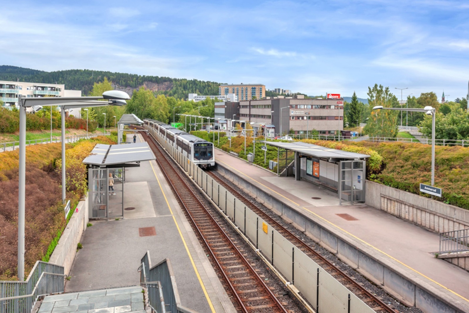 Bussholdeplass ved boligen, T-bane litt lenger ned i veien og Grorud bussterminal med rikt busstilbud. 31 bussen går til Ammerud døgnet rundt! Galleribilde