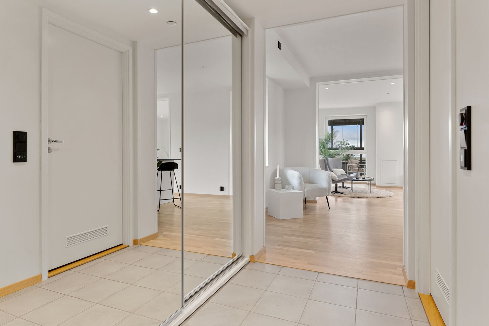 Praktisk skyvedørsgarderobe i entré med rikelig plass til oppbevaring av yttertøy. Galleribilde