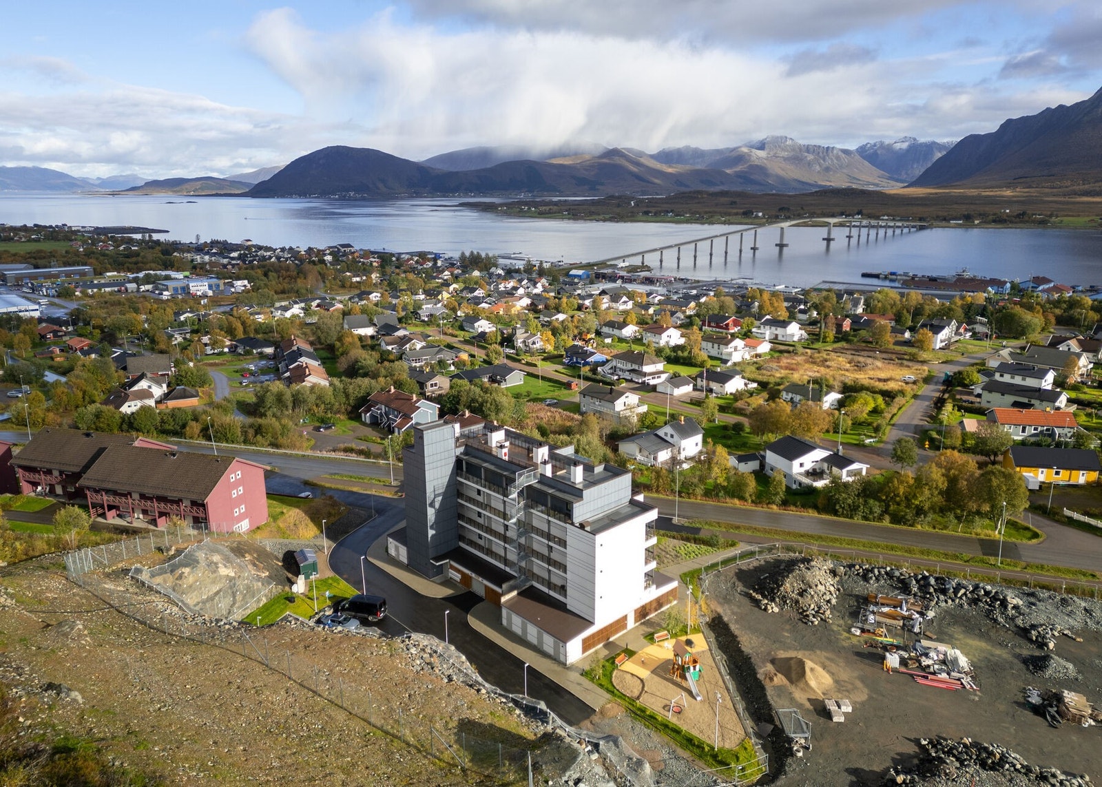Herfra er det gangavstand til skoler, barnehager, idrettsanlegg og sentrum med alt av fasiliteter. Galleribilde