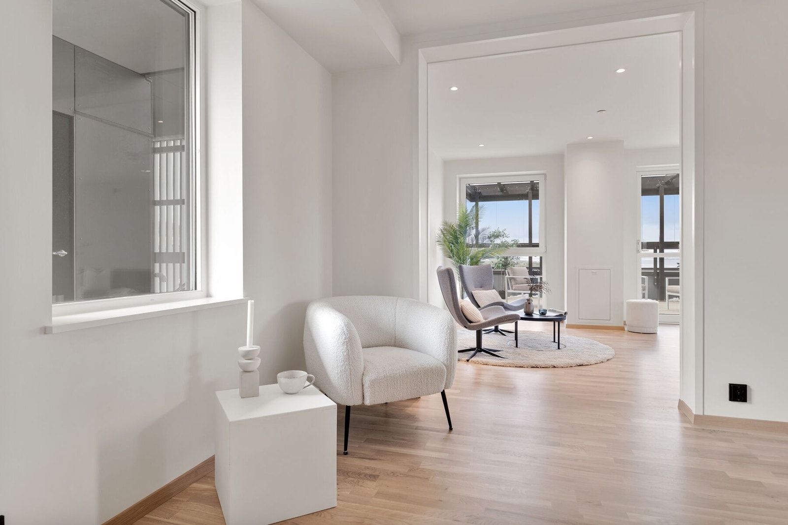 Lys og stor stue med flere sosiale soner. Galleribilde