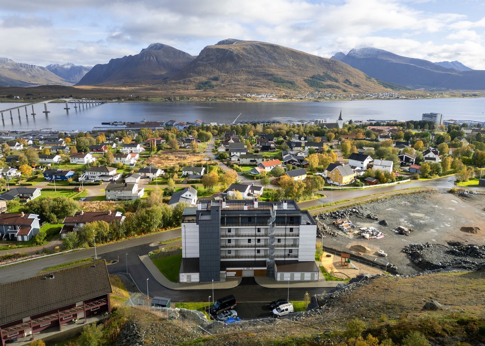 Leiligheten har attraktiv og sentral beliggenhet vest for Sortland sentrum, med fri og meget god utsikt mot sjø og fjell. Galleribilde