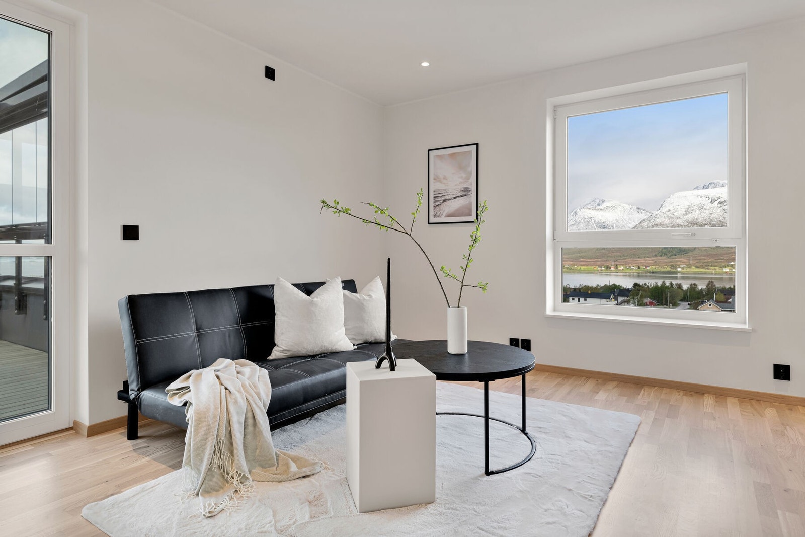 Lyse overflater, store vindusflater og spotbelysning i taket gir en lys og behagelig atmosfære. Galleribilde