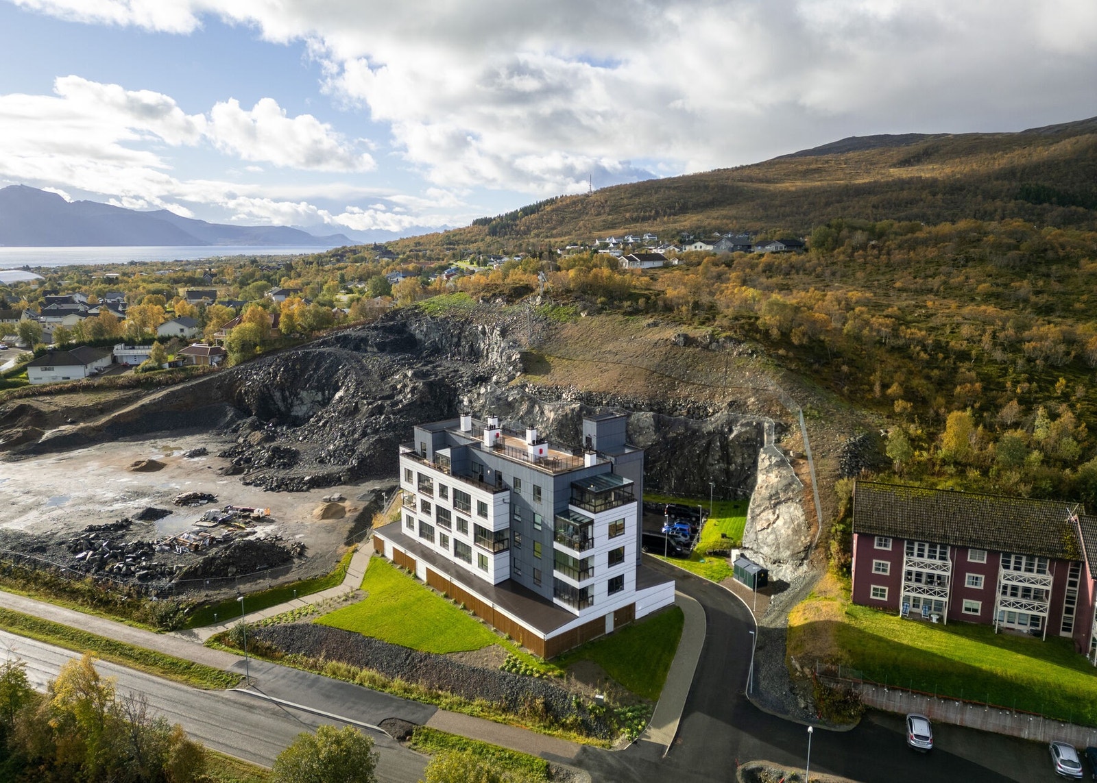 Beliggenhet i byggets femte og øverste etasje. Det er heis i bygget. Galleribilde