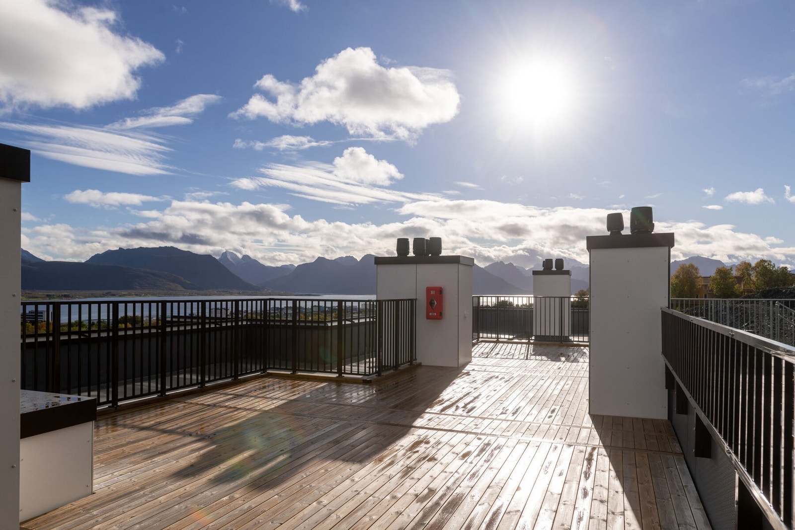 På takterrassen er det muligheter for å nyte gode solforhold og fantastisk utsikt når været tillater det. Galleribilde