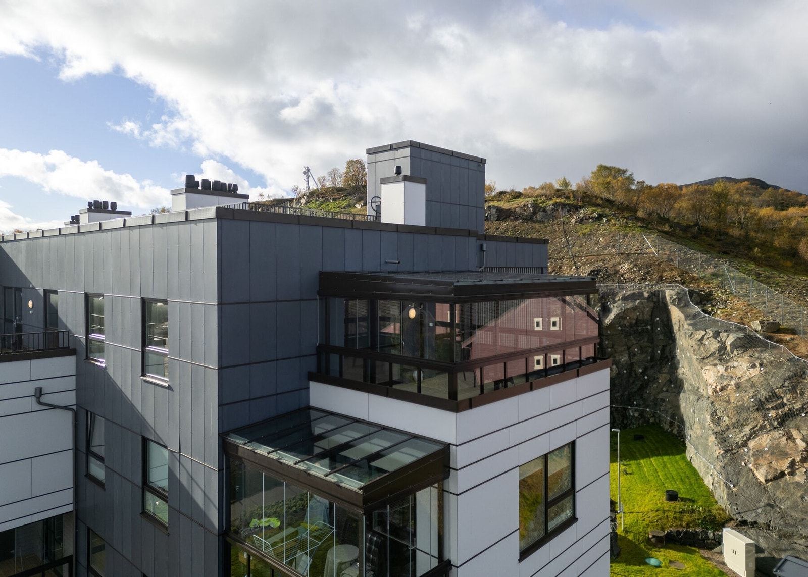 Fantastisk intern beliggenhet i toppetasje og på hjørnet av bygget. Galleribilde