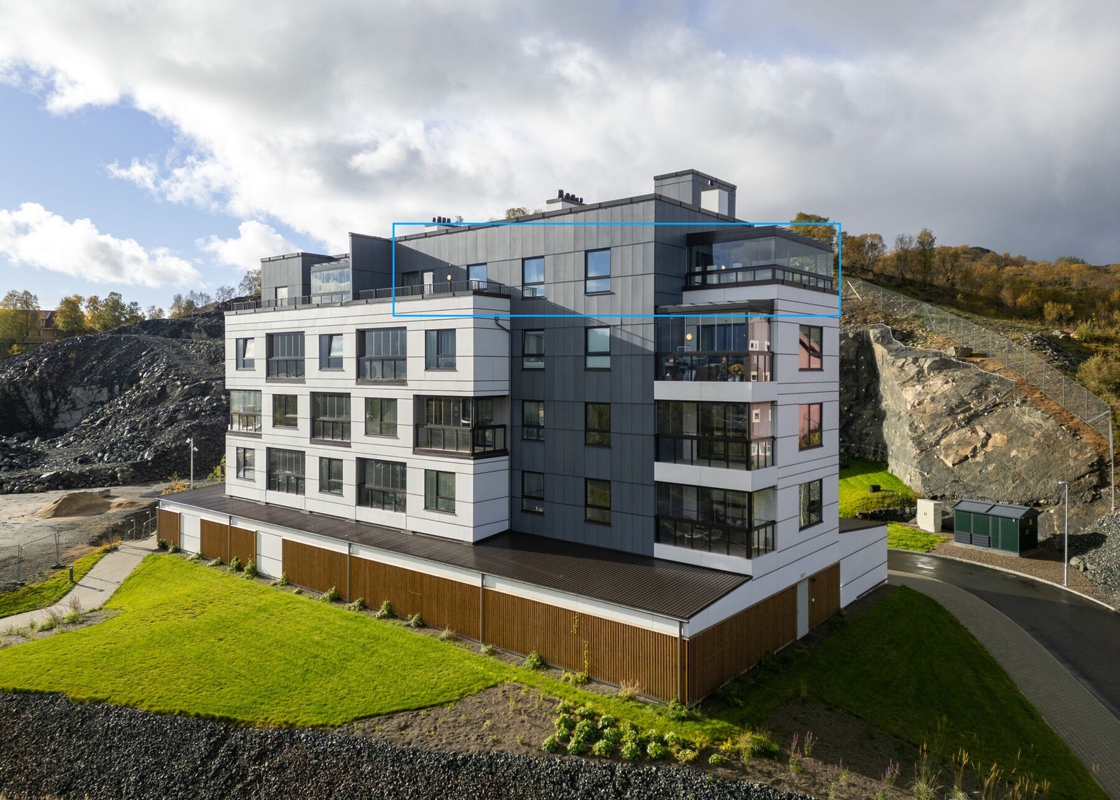 Moderne og innbydende 4-roms leilighet fra 2023 - To balkonger med fantastisk utsikt - Parkering Galleribilde