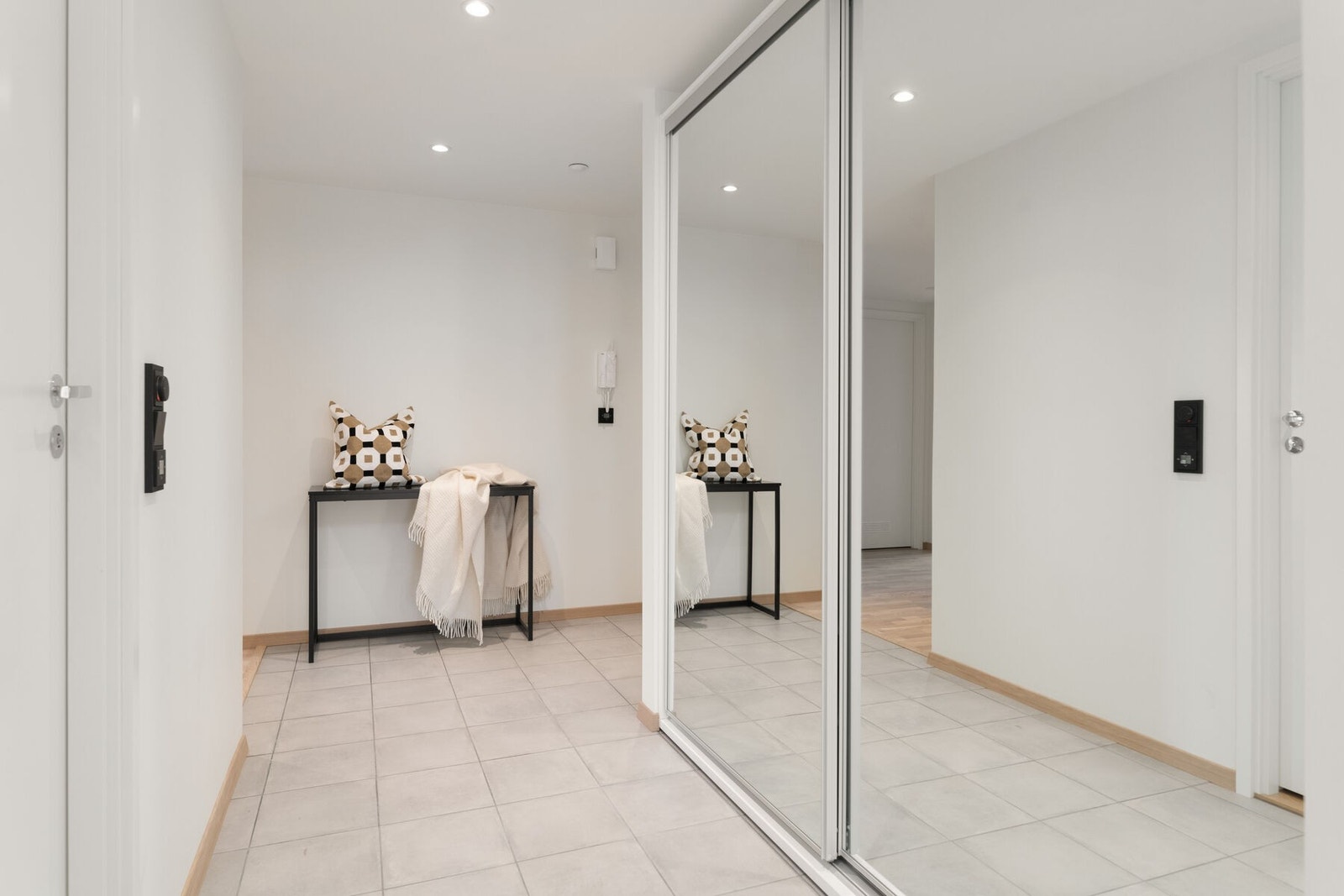 Entréen er utført med fliser på gulvet. Galleribilde