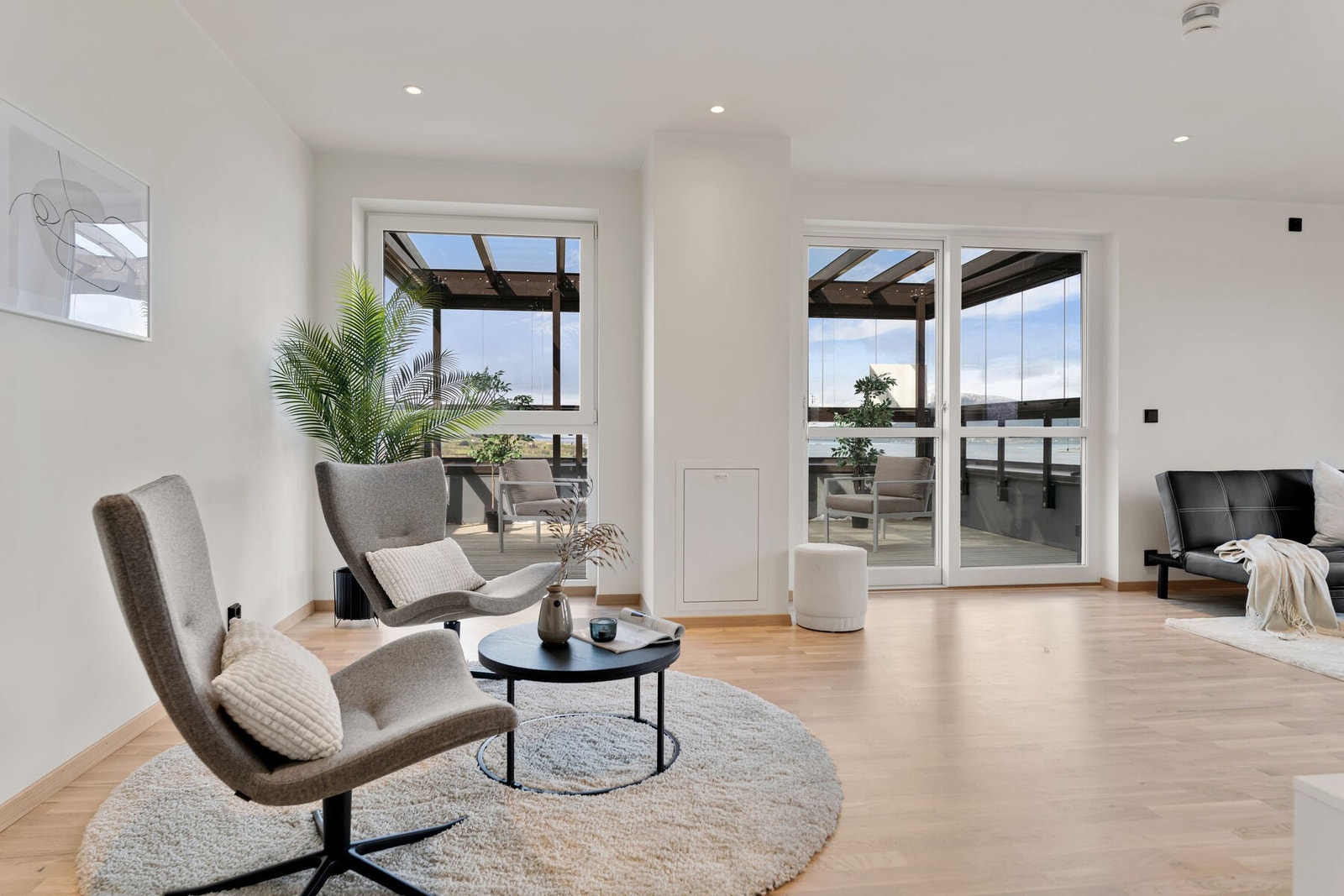 Fra stuen er det utgang til en vinterhage. Galleribilde