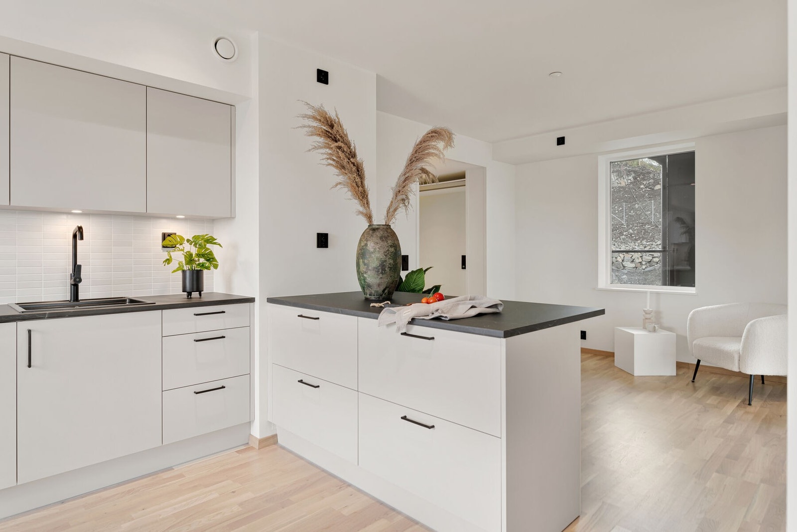 Praktisk kjøkkenhalvøy med barløsning. Galleribilde