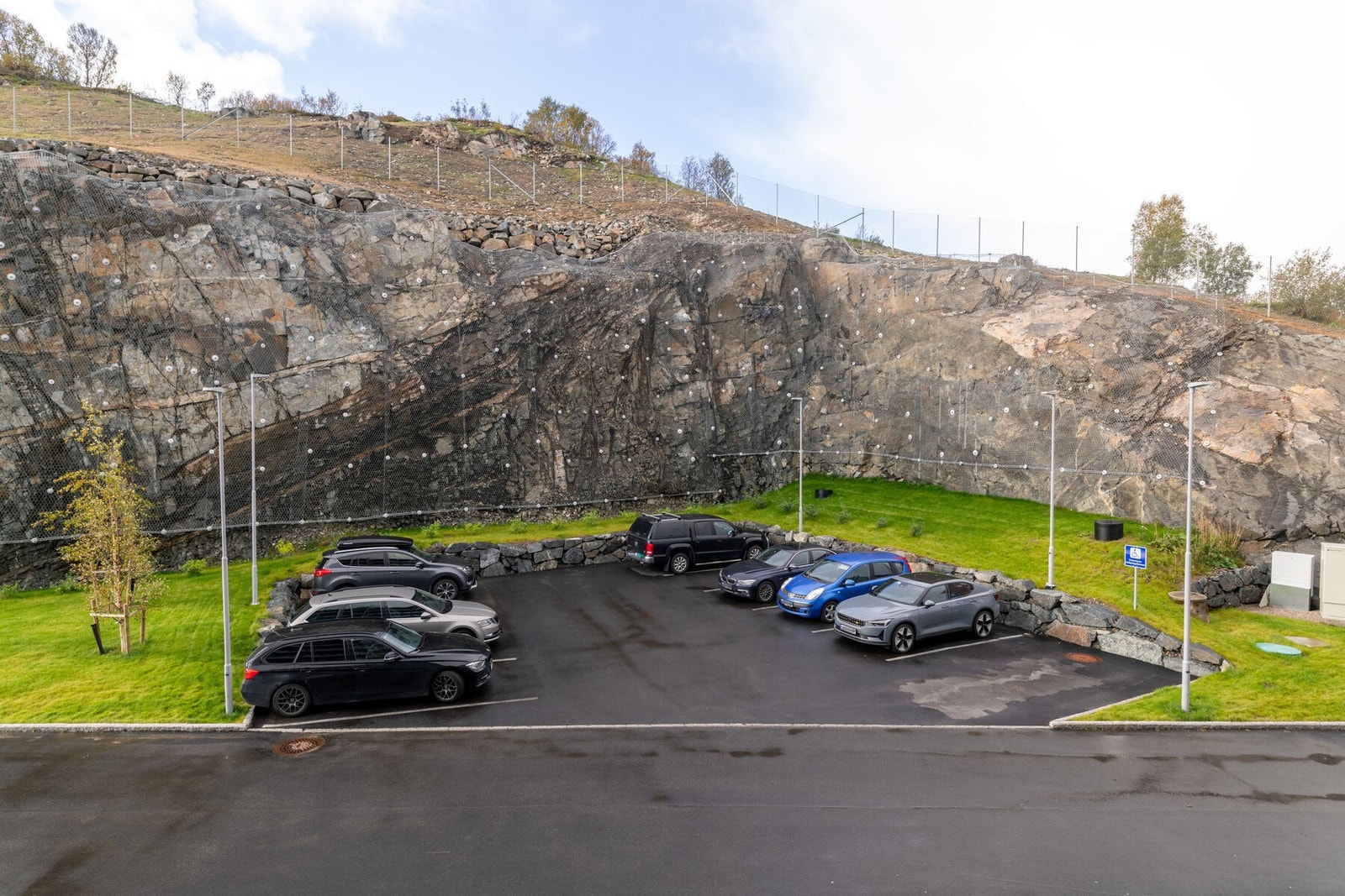 Gjesteparkering på vestsiden av bygget. Galleribilde