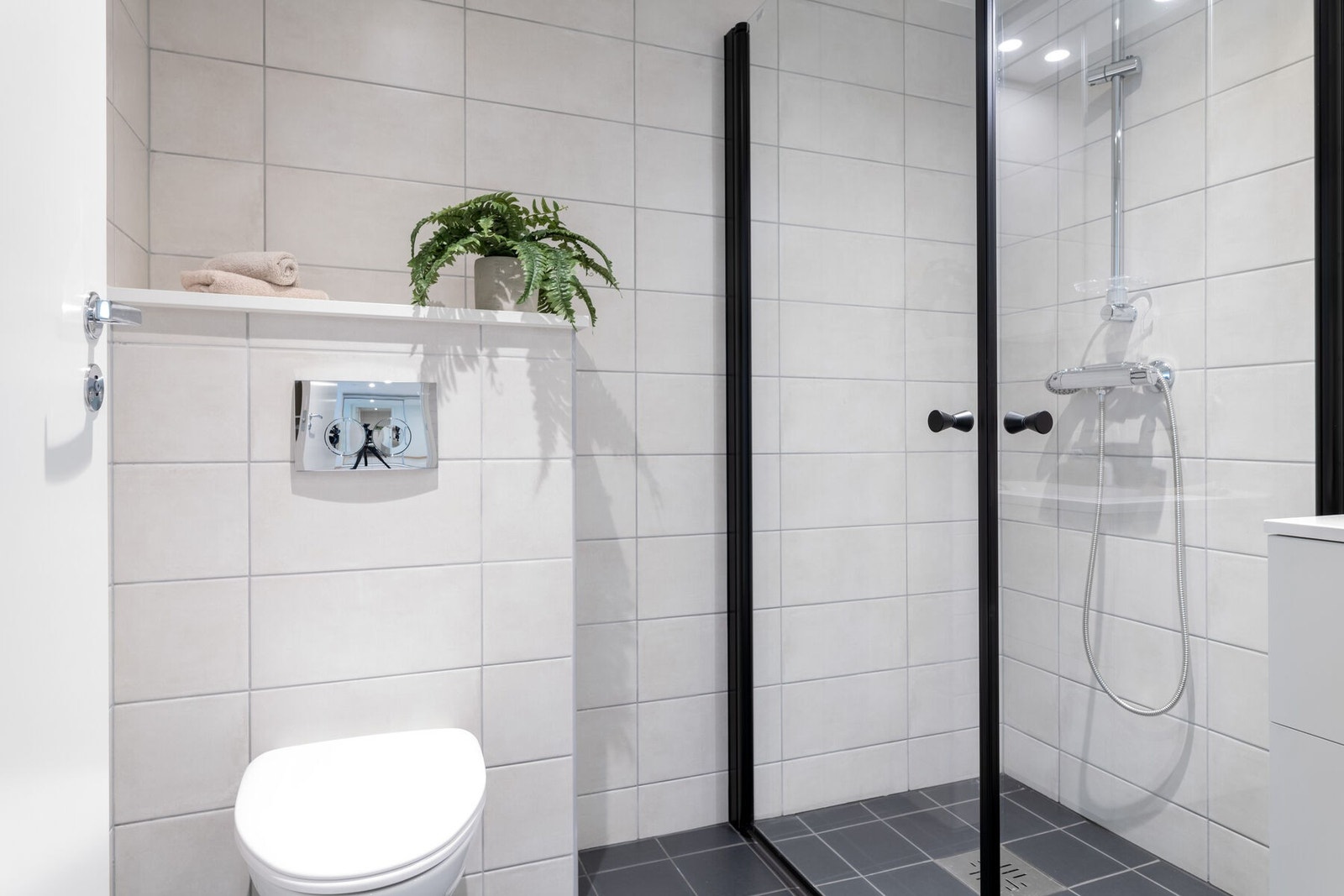 Bad nummer 2 er litt mindre av størrelse. Rommet er flislagt og har varmekabler i gulvet. Galleribilde