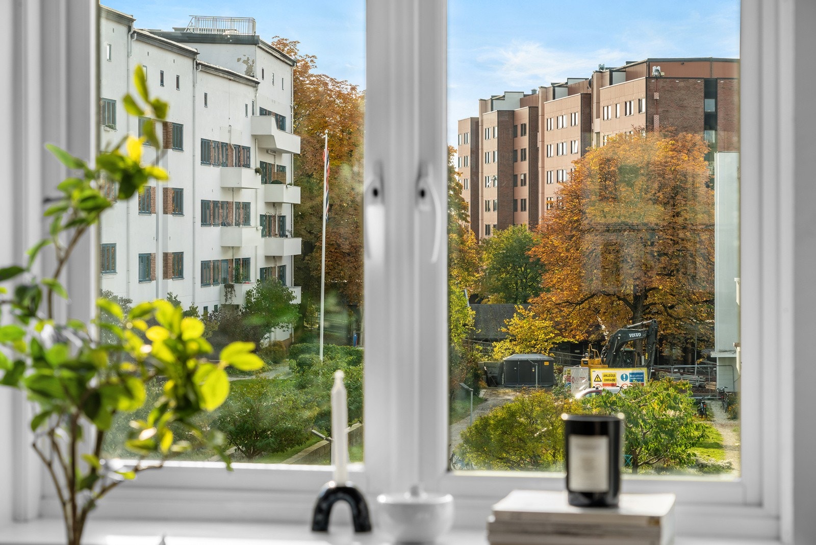 Fra stuen kikker du gjennom moderne vinduer ut mot den pene bakgården. Galleribilde