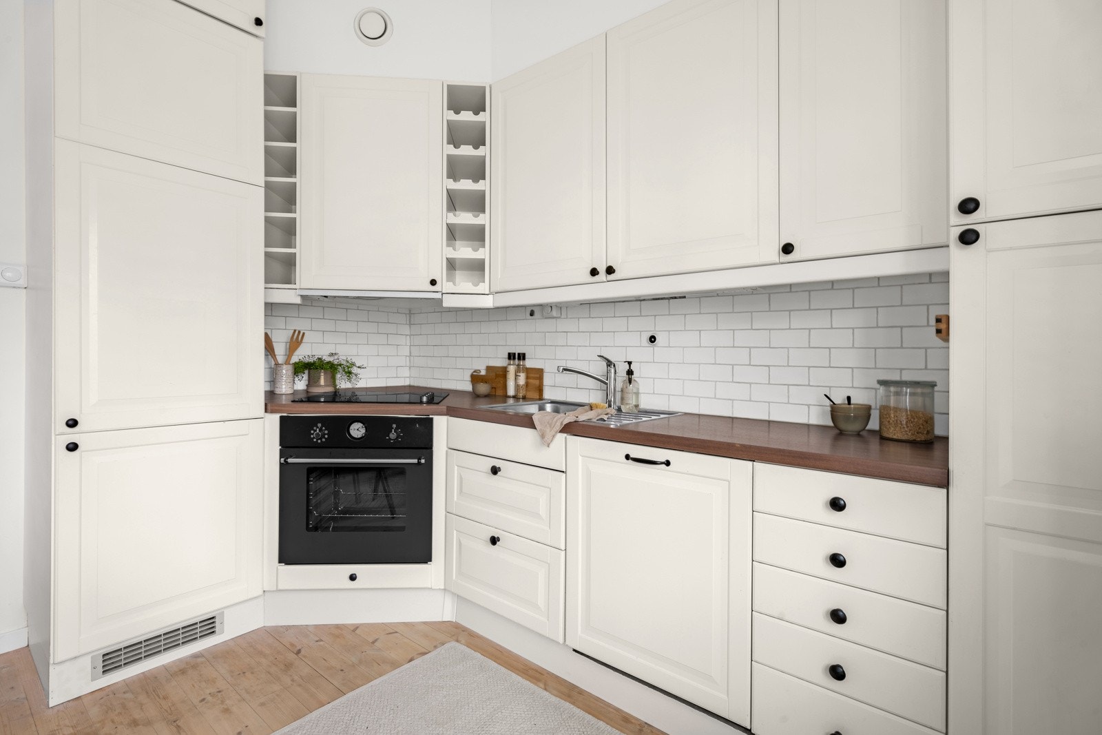 Kjøkkenet består av IKEA-kjøkkeninnredning fra 2011 med profilerte fronter. Det er fliser mellom skapene og lys under overskap gir god belysning. Galleribilde