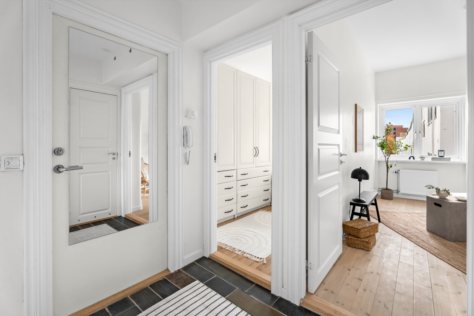 Inngangspartiet ønsker deg velkommen med flislagt gulv med gulvvarme som gir en behagelig temperatur året rundt Galleribilde