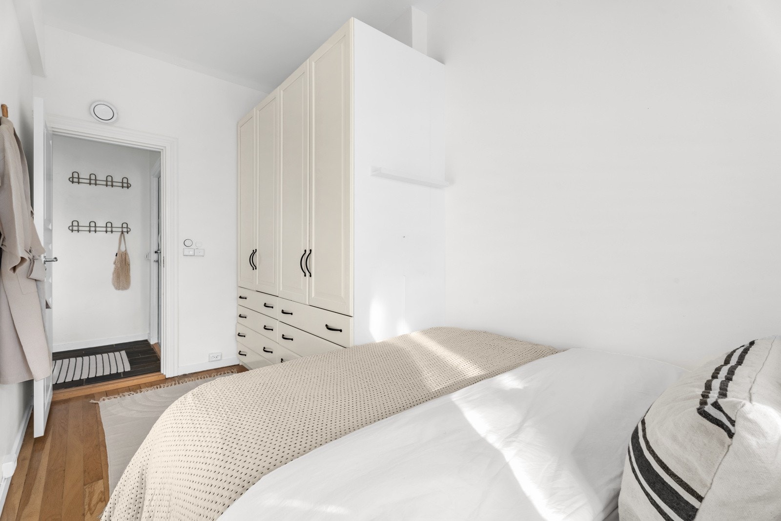 Rommet er godt egnet for førstegangskjøpere som ønsker et soverom med sjarm og karakter Galleribilde