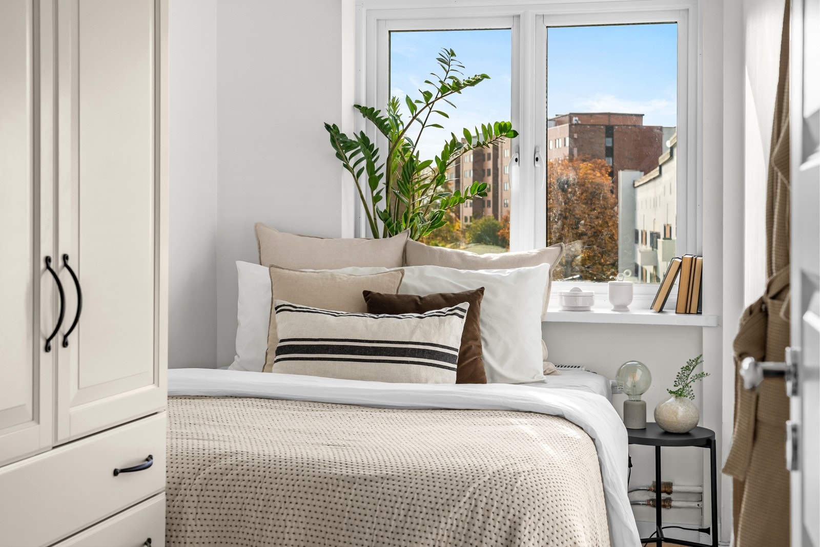 Med tregulv som grunnlag får rommet en varm atmosfære, samtidig som de glatte, malte veggene og himlingen gir et rent og moderne uttrykk Galleribilde