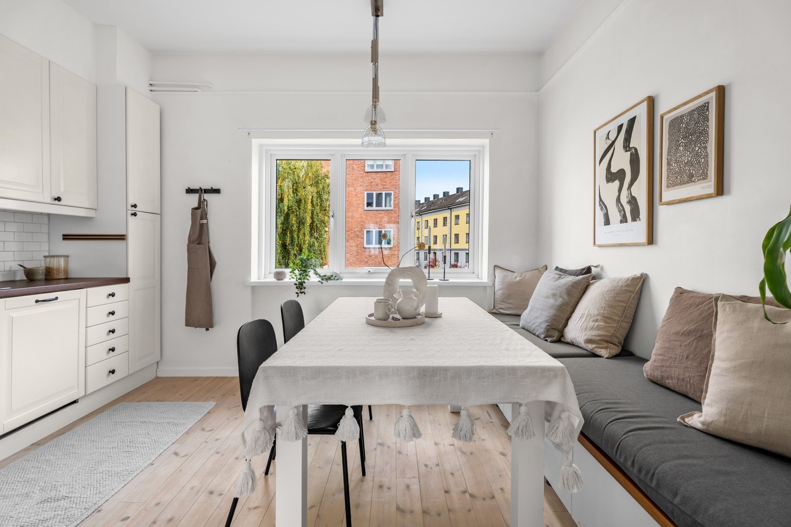 Kjøkkenet er funksjonelt og godt planlagt for å maksimere bruksområdet, noe som gjør det til et ideelt rom for deg som førstegangskjøper Galleribilde