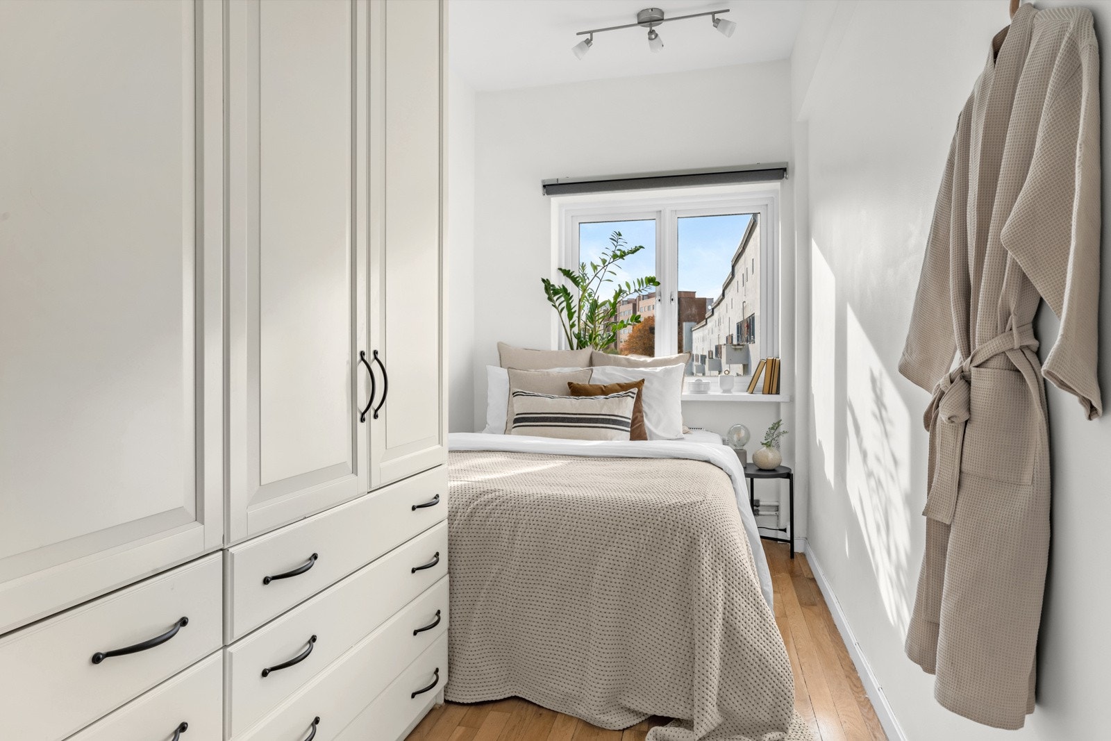 Soverommet har plass til både en stor seng og ytterligere møblement Galleribilde