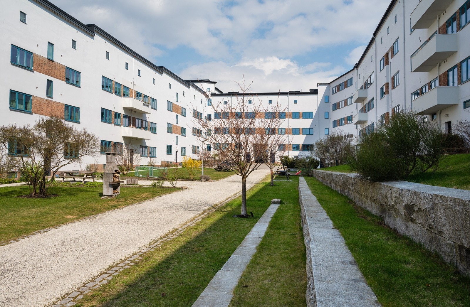 Funkisgården er kjent for sin nydelige bakgård - her bys det på et stort utvalg sittegrupper, grill og nydelig beplantning. Galleribilde