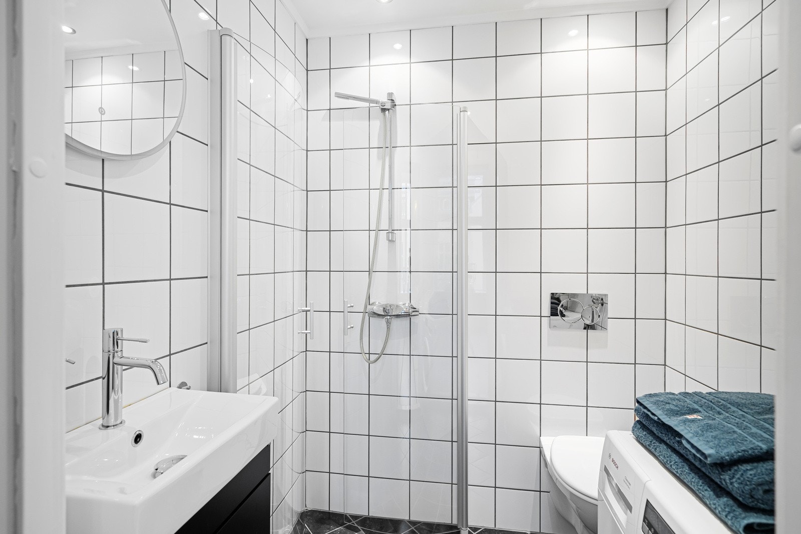 Pent og moderne bad fra 2005, sist fornyet i 2022 med ny servant og speil med lys. Galleribilde