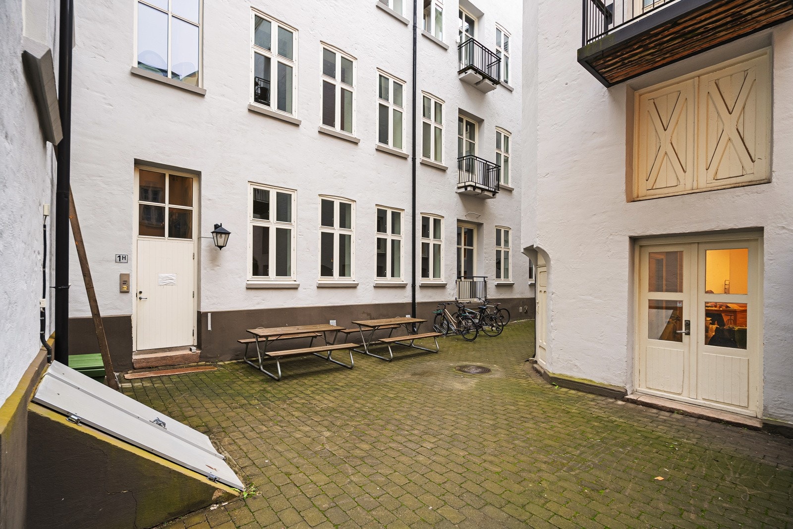 Bakgård. Galleribilde