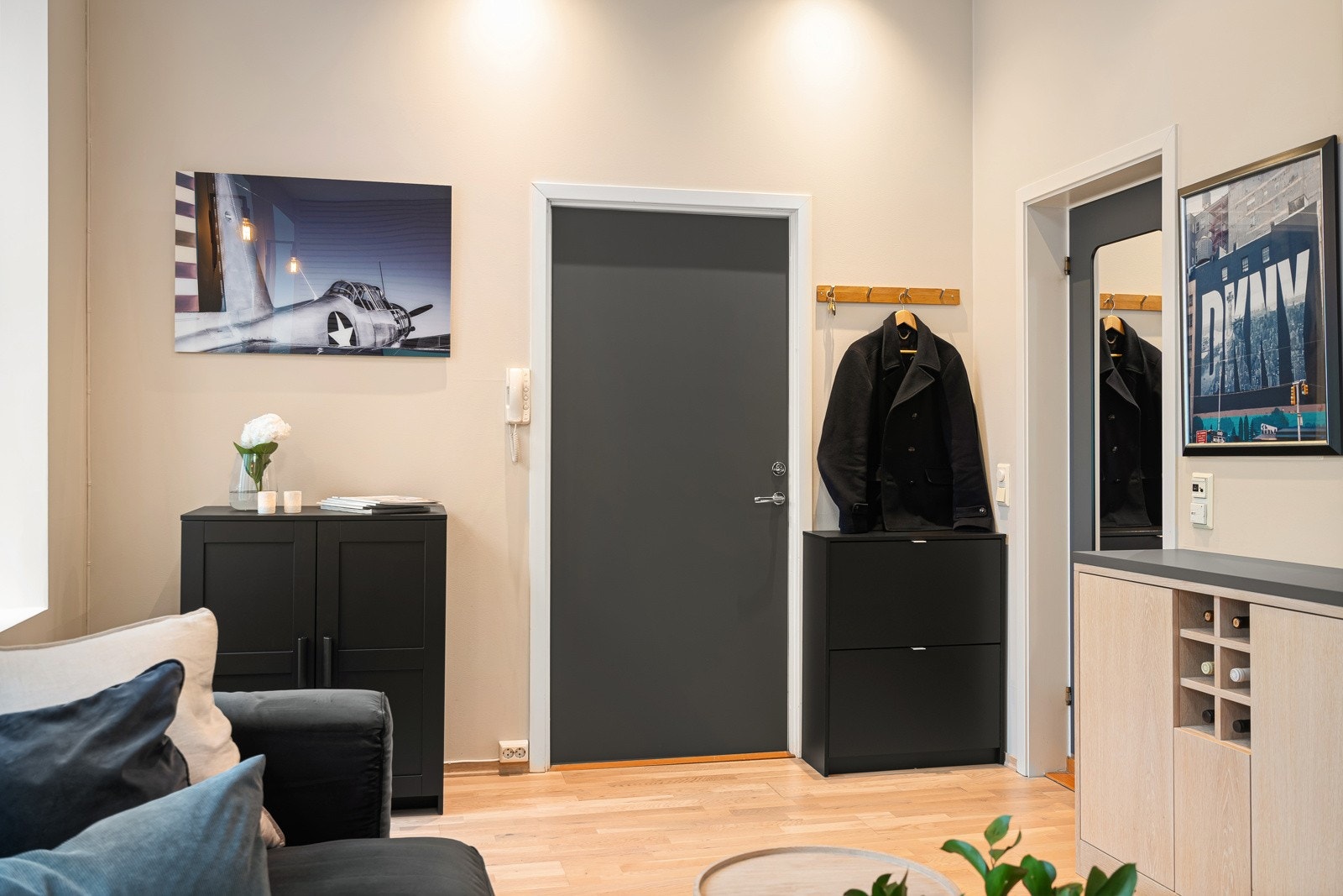 Innbydende entré med plass til skoskap, kommoder og knaggrekker. Galleribilde