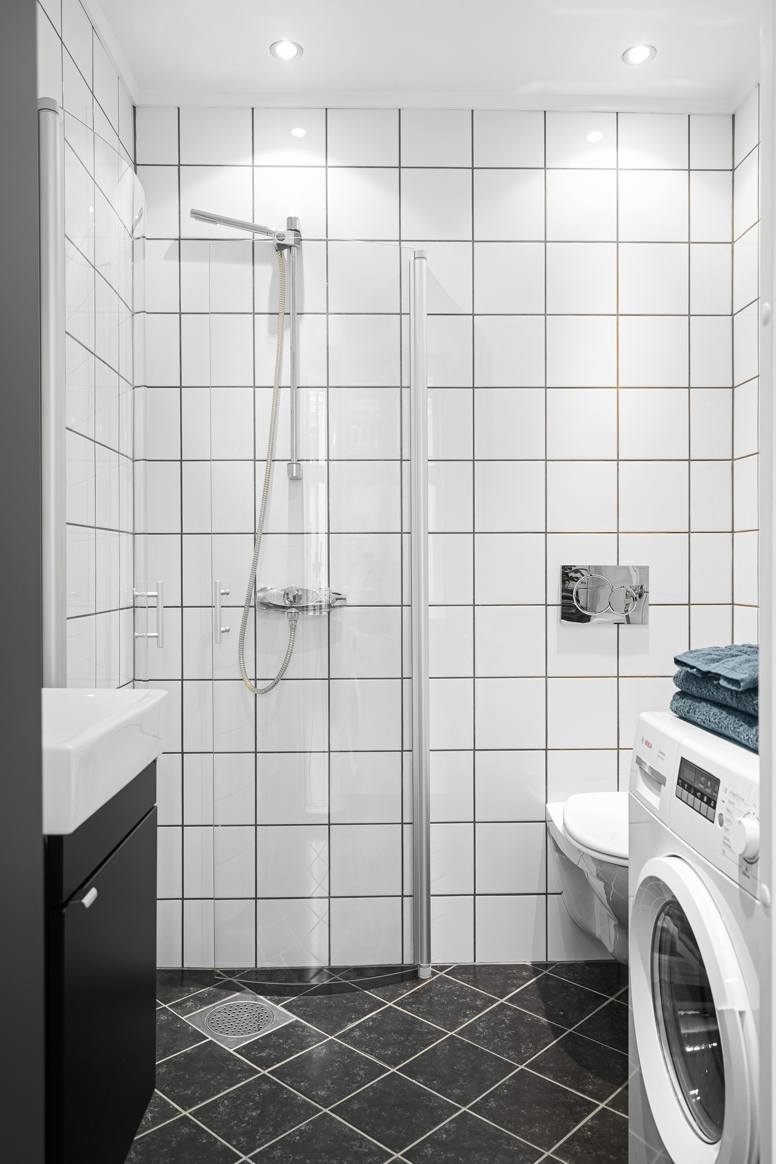 Badet er helfliset i lyse fargetoner og har varmekabler i gulv. Galleribilde