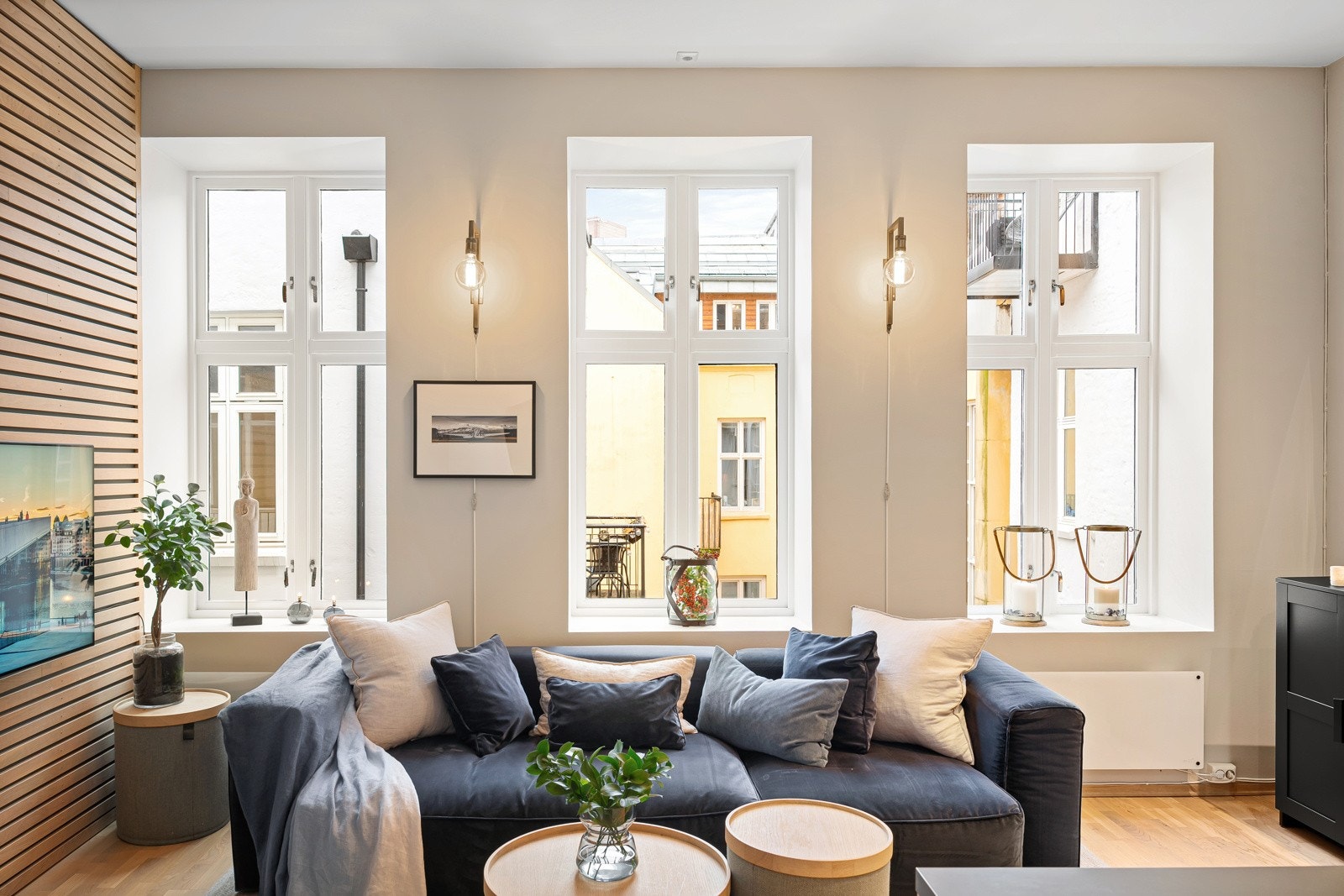 Leiligheten vender i sin helhet mot lukket, indre gårdsrom. Galleribilde