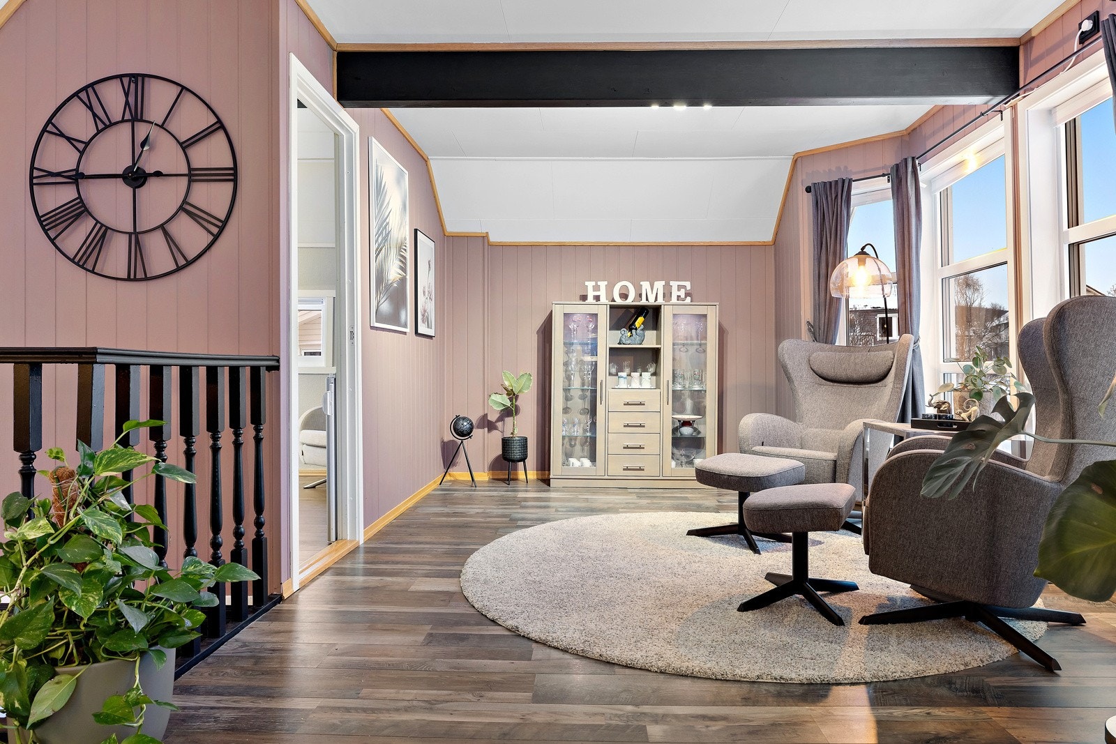 - Her ser du videre innover stuen som har inngang til dette.... Galleribilde