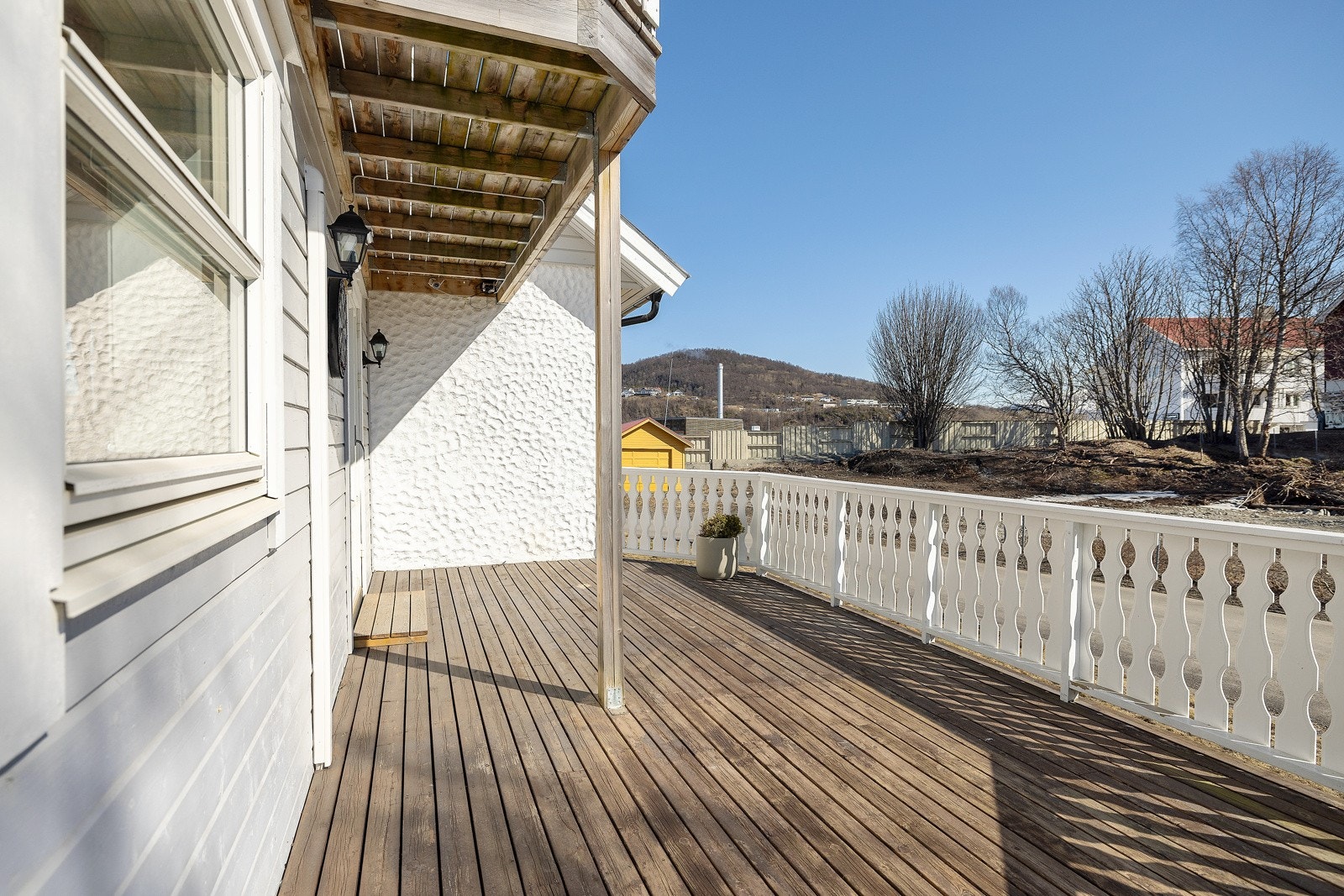 - Romslig veranda med god plass for hverdagshygge. Galleribilde