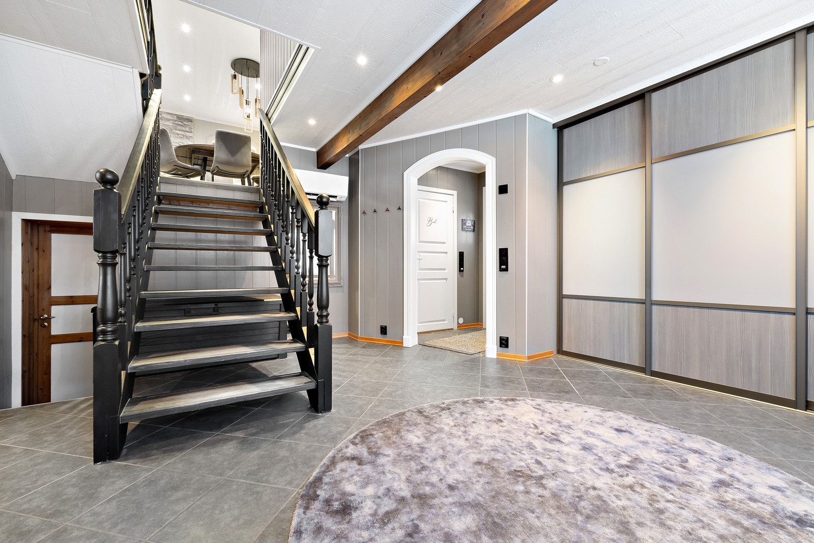 - Stor skyvedørsgarderobe gjør det enkelt for familien å holde orden i yttertøyet. Galleribilde