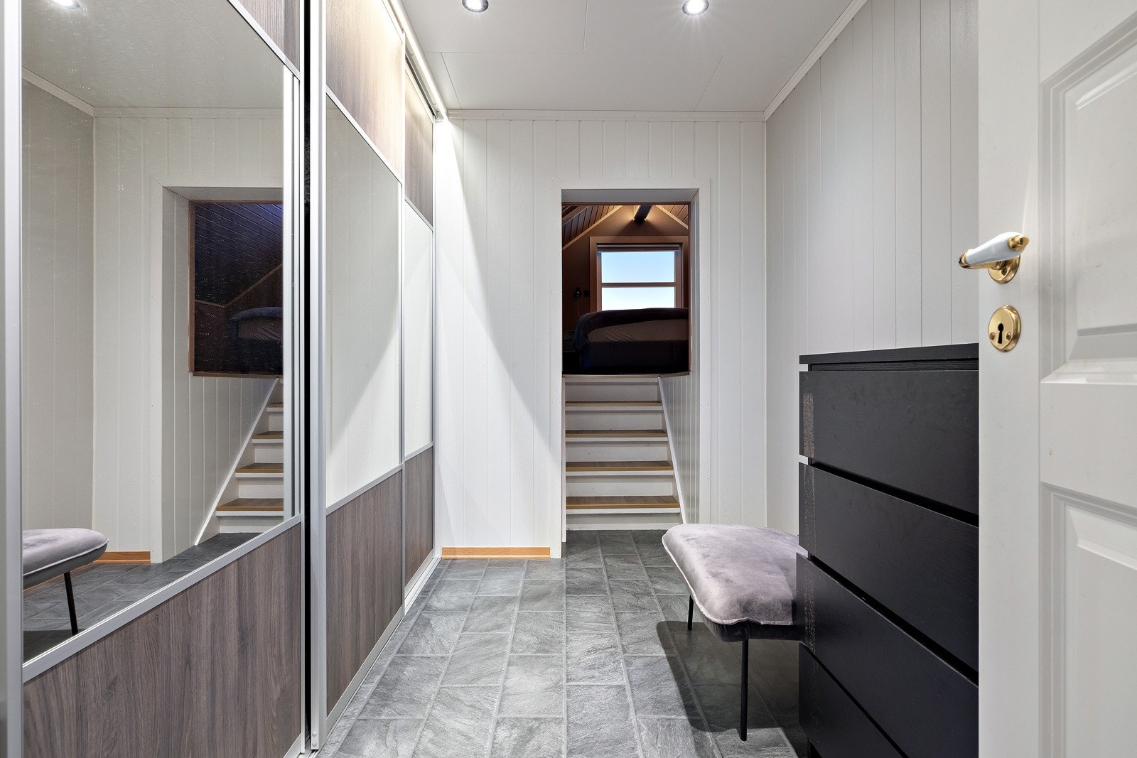 - Walk-in garderobe med skydedørsgarderobe og trapp opp til master-bedroom. Galleribilde