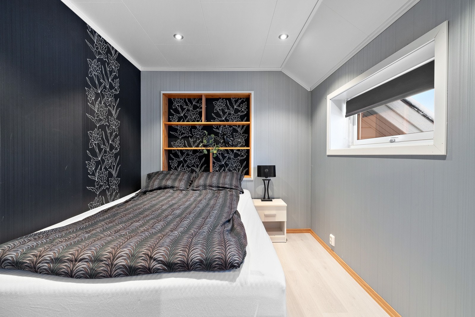 - Pent soverom med moderne overflater, spotter i tak og god plass. Galleribilde