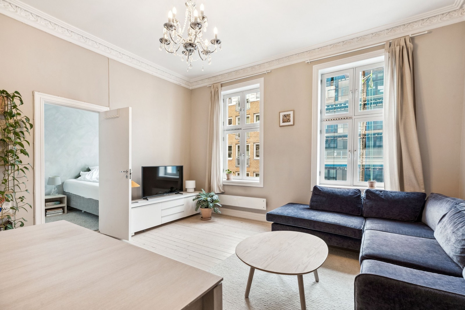 Store vinduer som slipper inn mye dagslys. Galleribilde