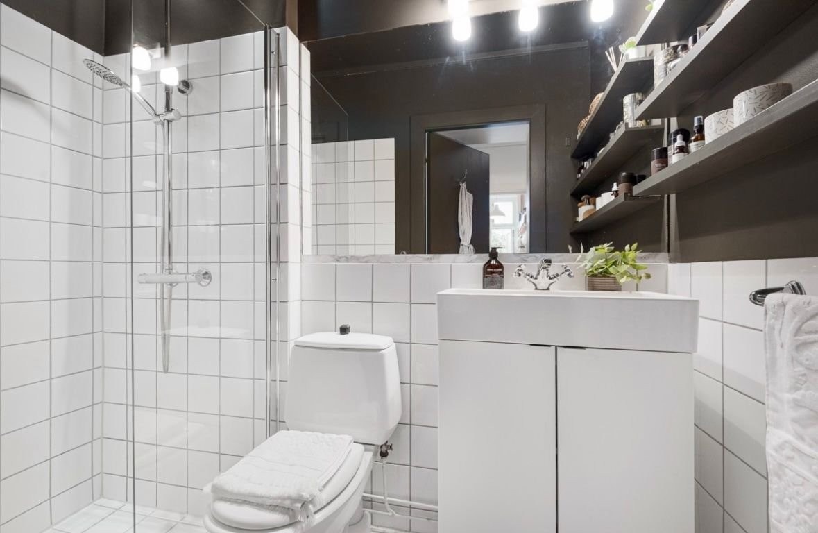 Flott stilrent bad, wc baderomsinnredning med heldekkende servant og dusjenisje. (Bildet er hentet fra tidligere salgsoppgave) Galleribilde