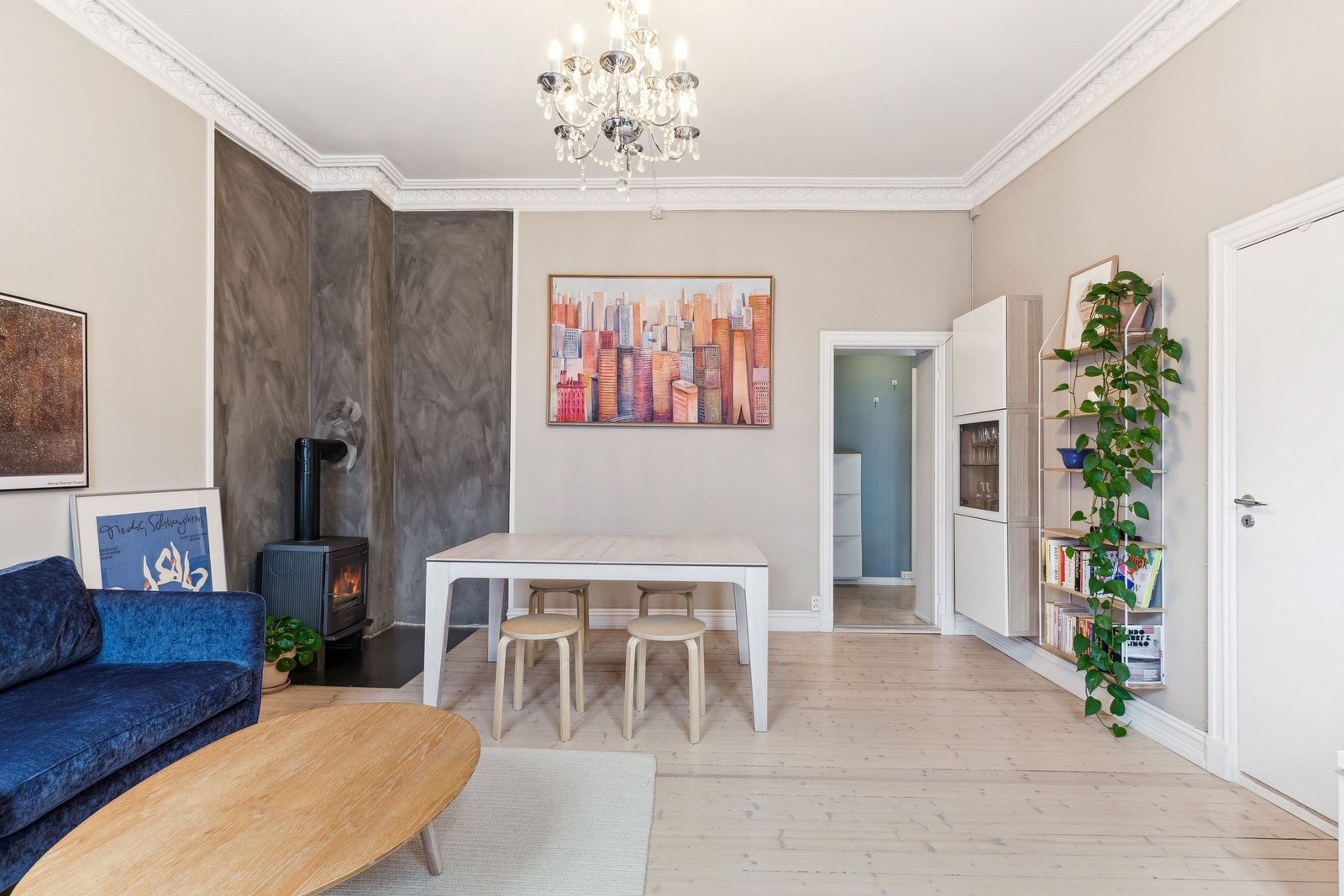 Plass til både stor sofa og spisegruppe. Stuen har også peisovn som gir god varme. Piperøret ble rehabilitert i 2018. Galleribilde